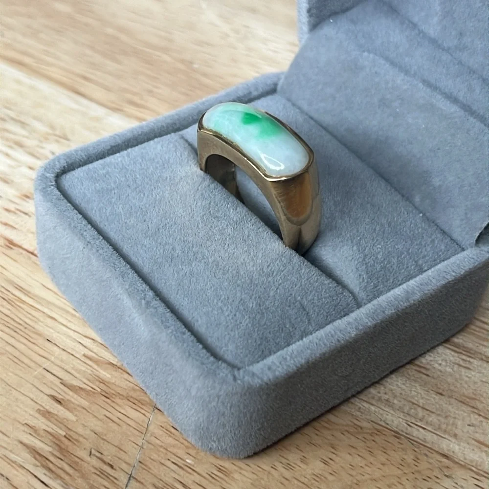 VINTAGE 14K GOLD JADE SADDLE RING